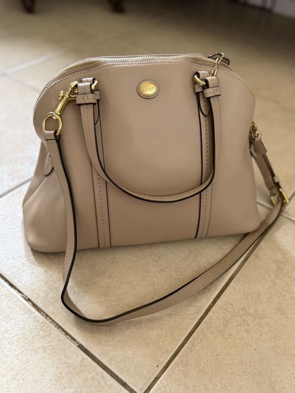 VINTAGE Coach Leather Handbag in Creamy Tan with Versatile Adjustable Strap